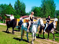 Конные прогулки и занятия для неопытных всадников